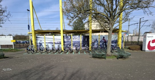 Deelfietsen aan het station van Ruisbroek (vergroot foto)