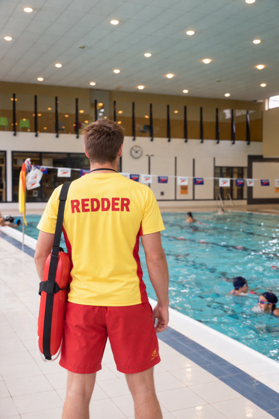 Redder in zwembad Wildersportcomplex (vergroot foto)