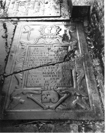 Grafsteen van pastoor Joannes Hoebanx en moeder, 1673. (KikIrpa).