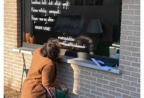 Weesgedichten sieren de straten van Sint-Pieters-Leeuw