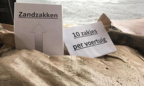 Zandzakjes beschikbaar van 16.30 tot 17.30 uur