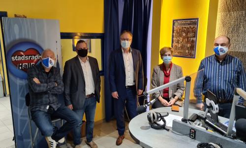 Leeuwse dienstencentra houden contact met hun senioren via radioprogramma