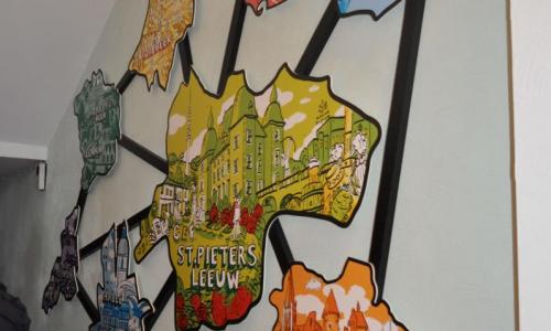 Unieke toeristische wand in de bib!