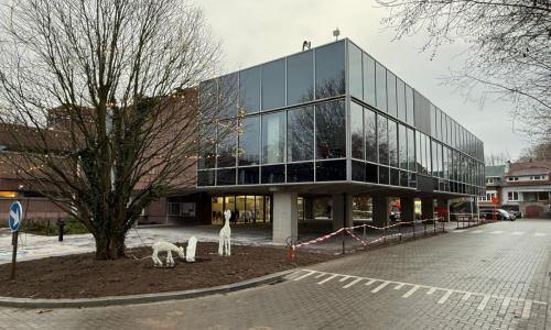 Werken aan buitenomgeving gemeentehuis afgerond