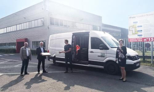 Directie Fnac Vanden Borre schenkt 45 laptops 