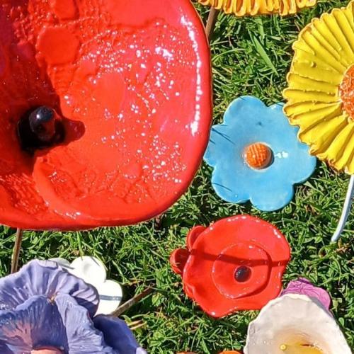 Fleurige tuinbloemen in keramiek © Farah Agneessens