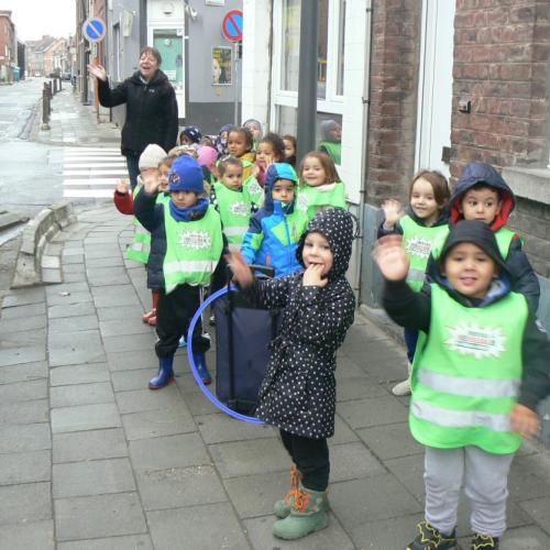 De kleuters van juf Anneke op bezoek in de boomgaard